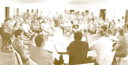 Vecinos de las colonias reunidos en asamblea, sentados en ronda